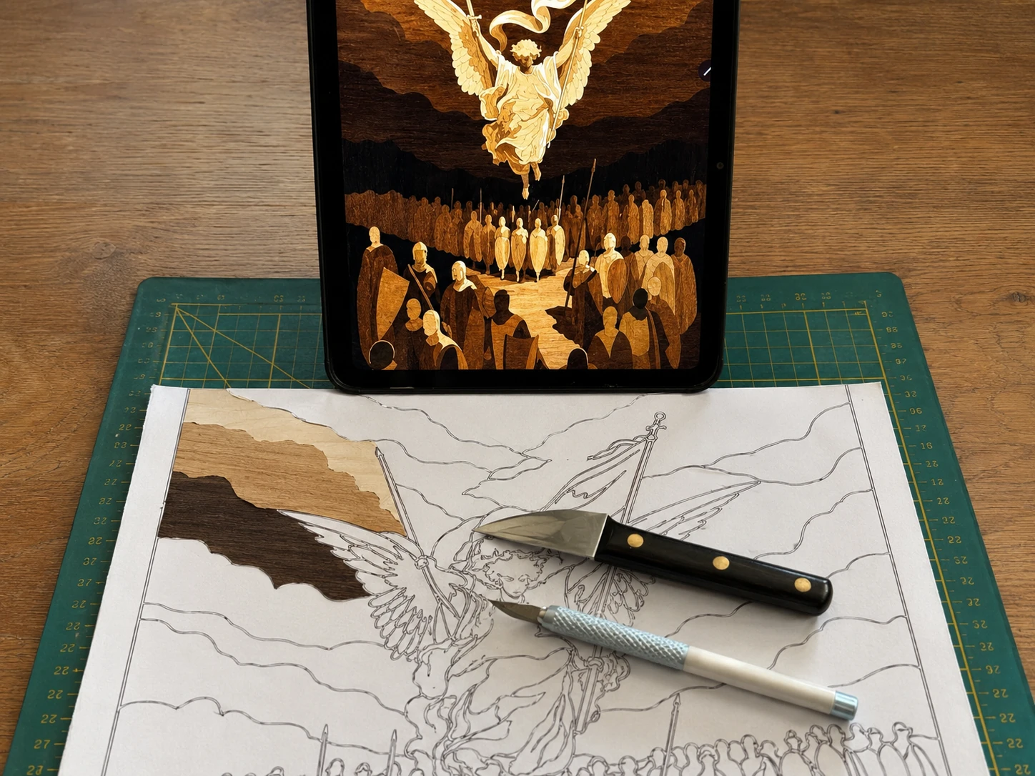 Étude de marqueterie avec dessin, placages et outils de découpe